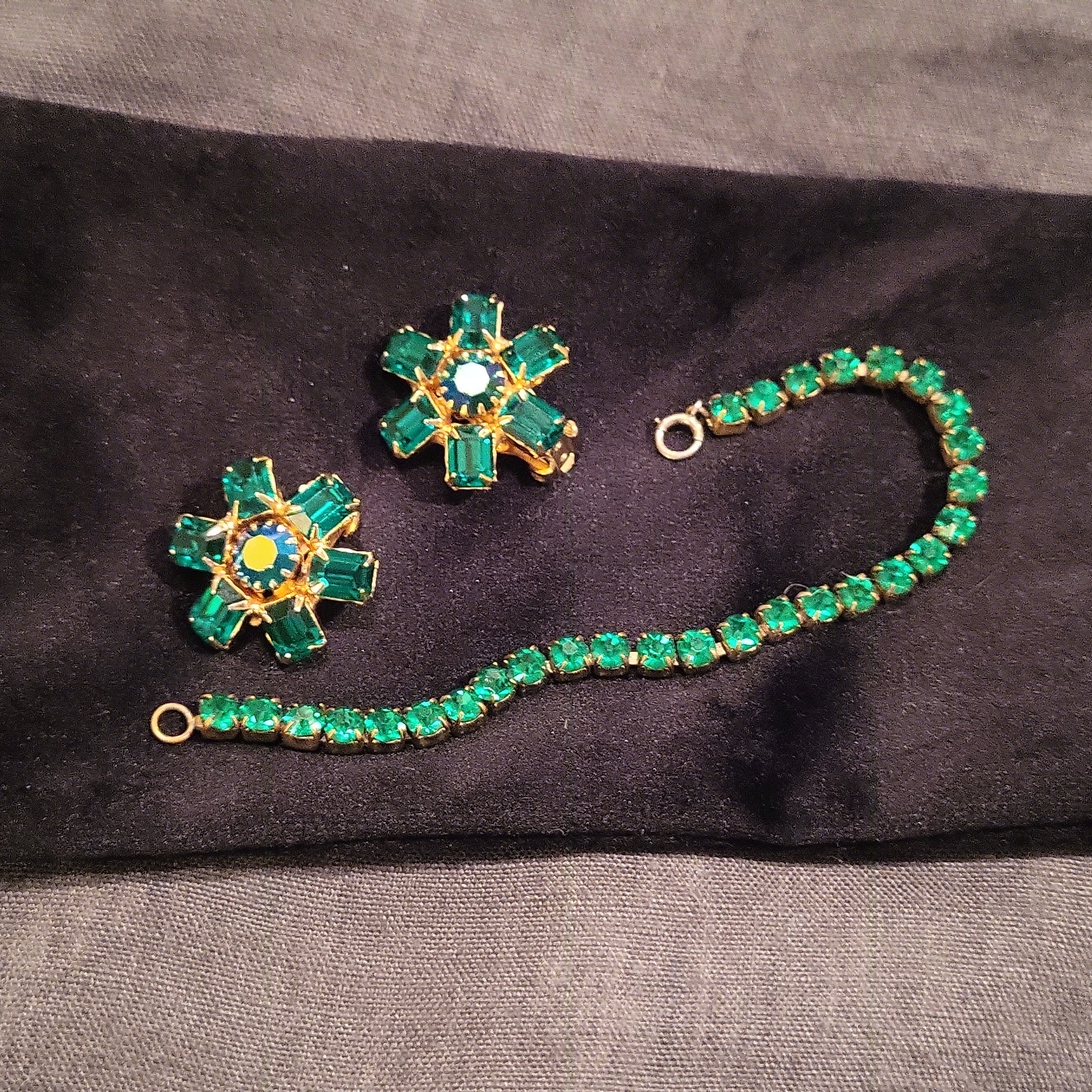Vintage Weiss Clip On Earrings Green Gems And Matching Tennis Bracelet 50$